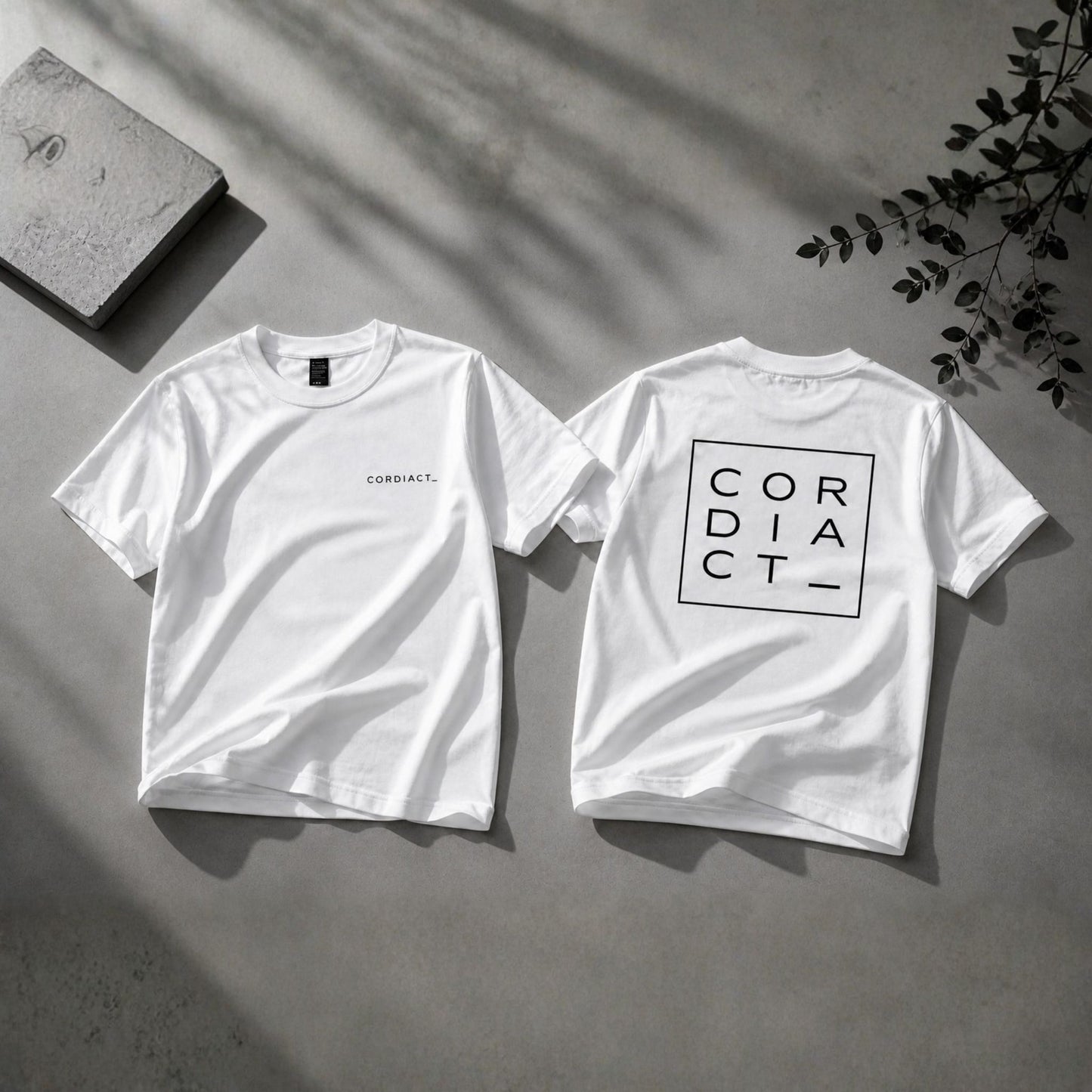 ロゴ グラフィック Tシャツ（半袖）